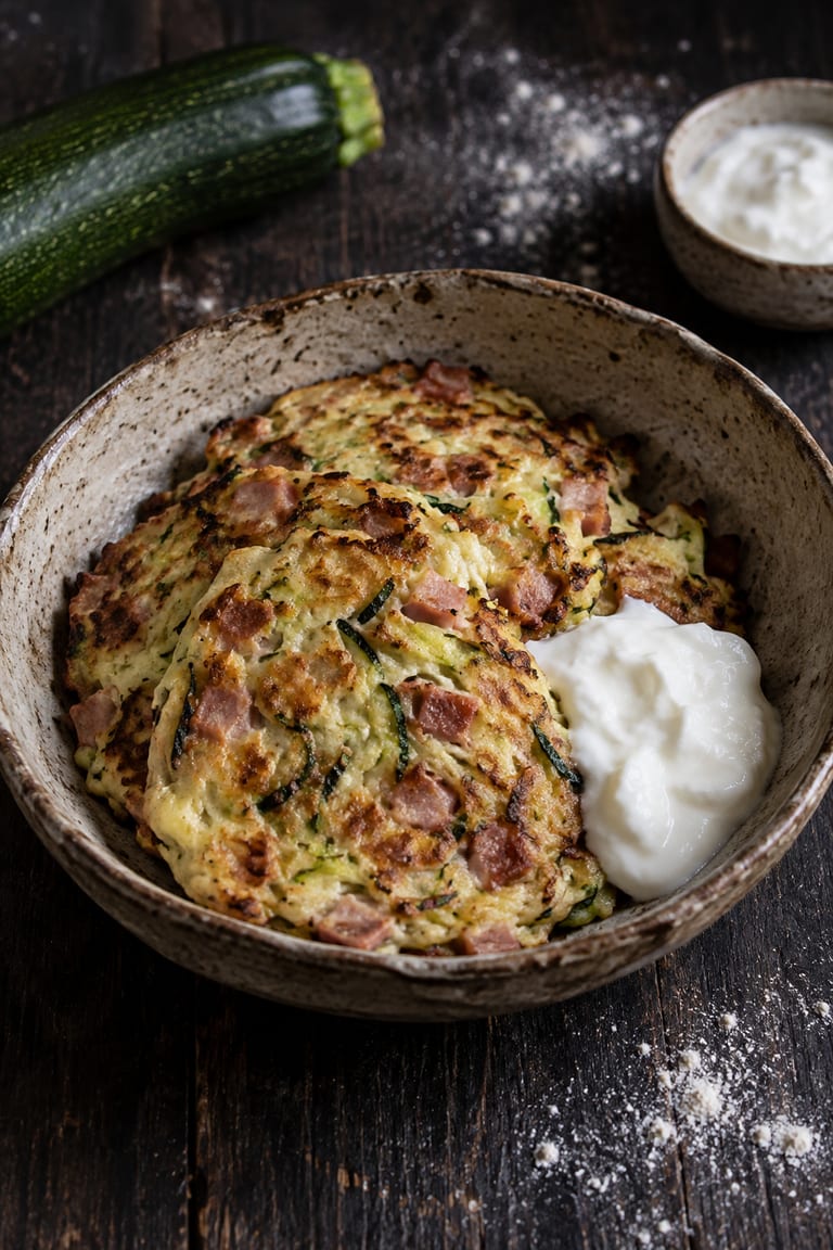 Cuketové placky se šunkou a jogurtem