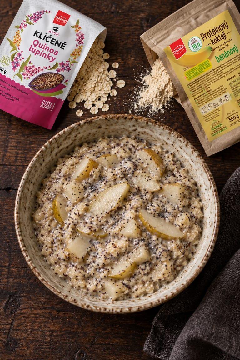 Quinoa kaše z klíčených lupínků s hruškou a mákem