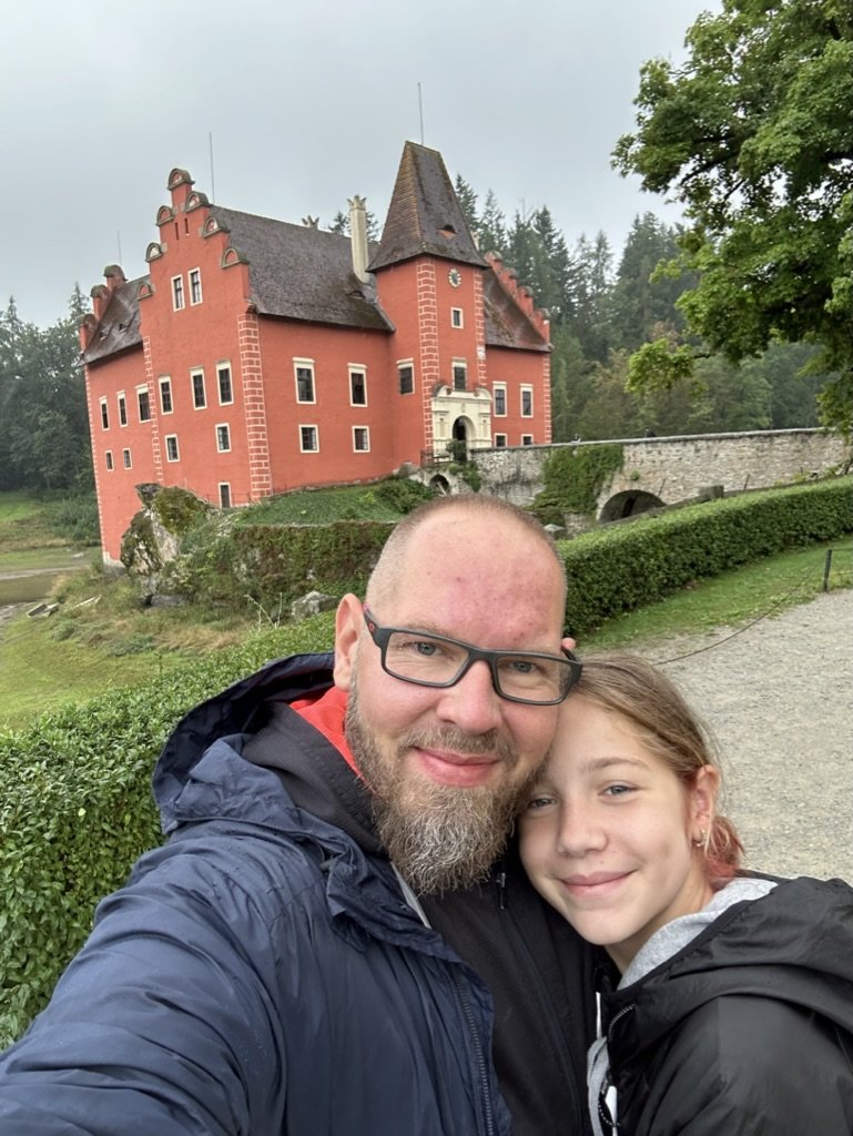 Martin s Emi na výletě u zámku Červená Lhota